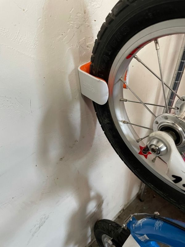 Hornit Clug bike holder hold bike to wall.